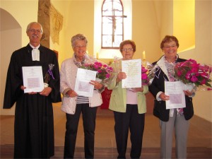 Jubilare Kirchenchor - v.l. Pfarrer Joachim Schließer, Margot Huber, Carola Dingeldein, Edith von Minckwitz 